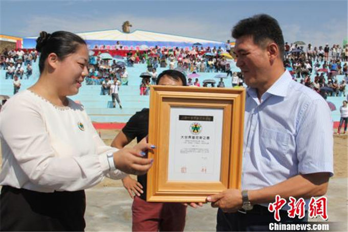 中新社丨新疆福海“千峰骆驼挤奶大赛”创大世界基尼斯纪录