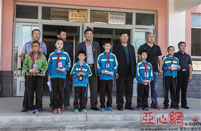 旺源骆驼奶绵阳总代理为您提供：亚心网丨养驼户资助6名贫困生圆上学梦