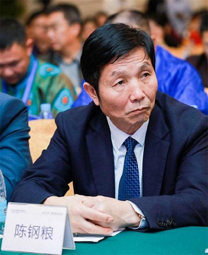 旺源骆驼奶绵阳总代理为您提供：新疆日报丨为牧民脱贫拓新路—记新疆旺源生物科技集团董事长陈钢粮